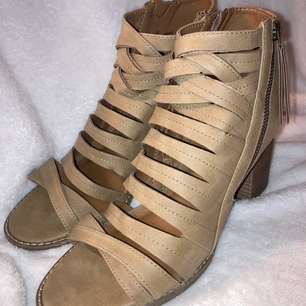 🧸 universal Thread stylish Tan Strappy Sandals s… - image 2